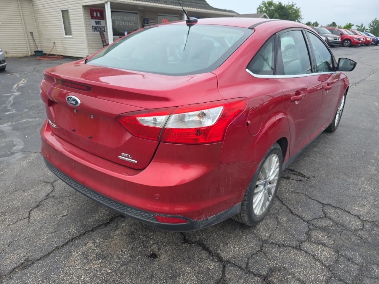 Ford Focus 4dr Sdn SEL 2012