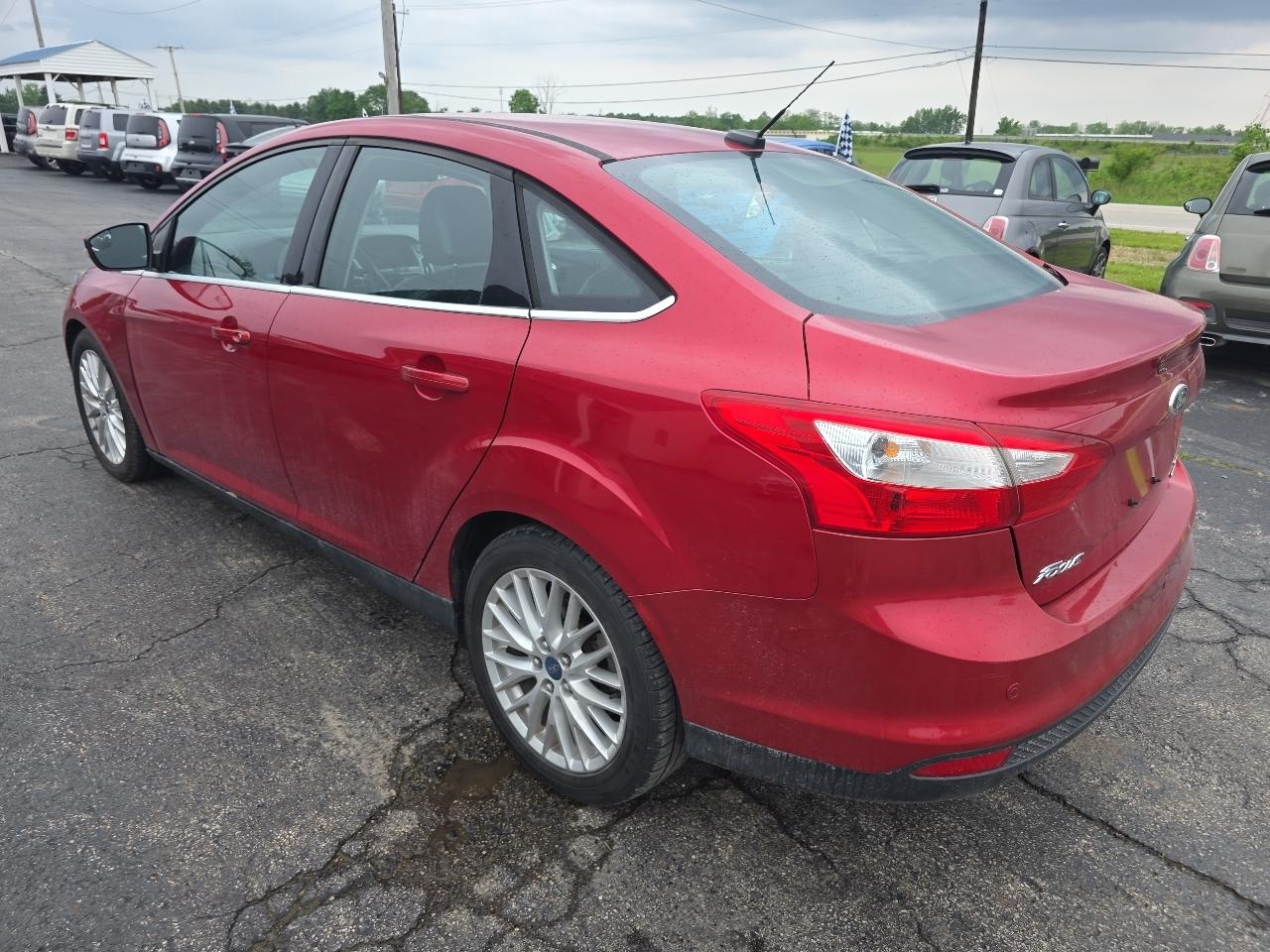 Ford Focus 4dr Sdn SEL 2012