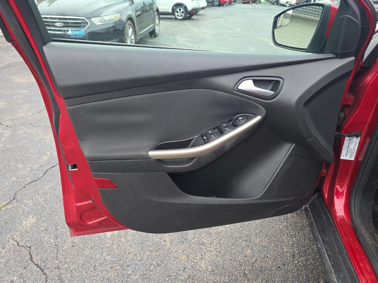 Ford Focus 4dr Sdn SEL 2012