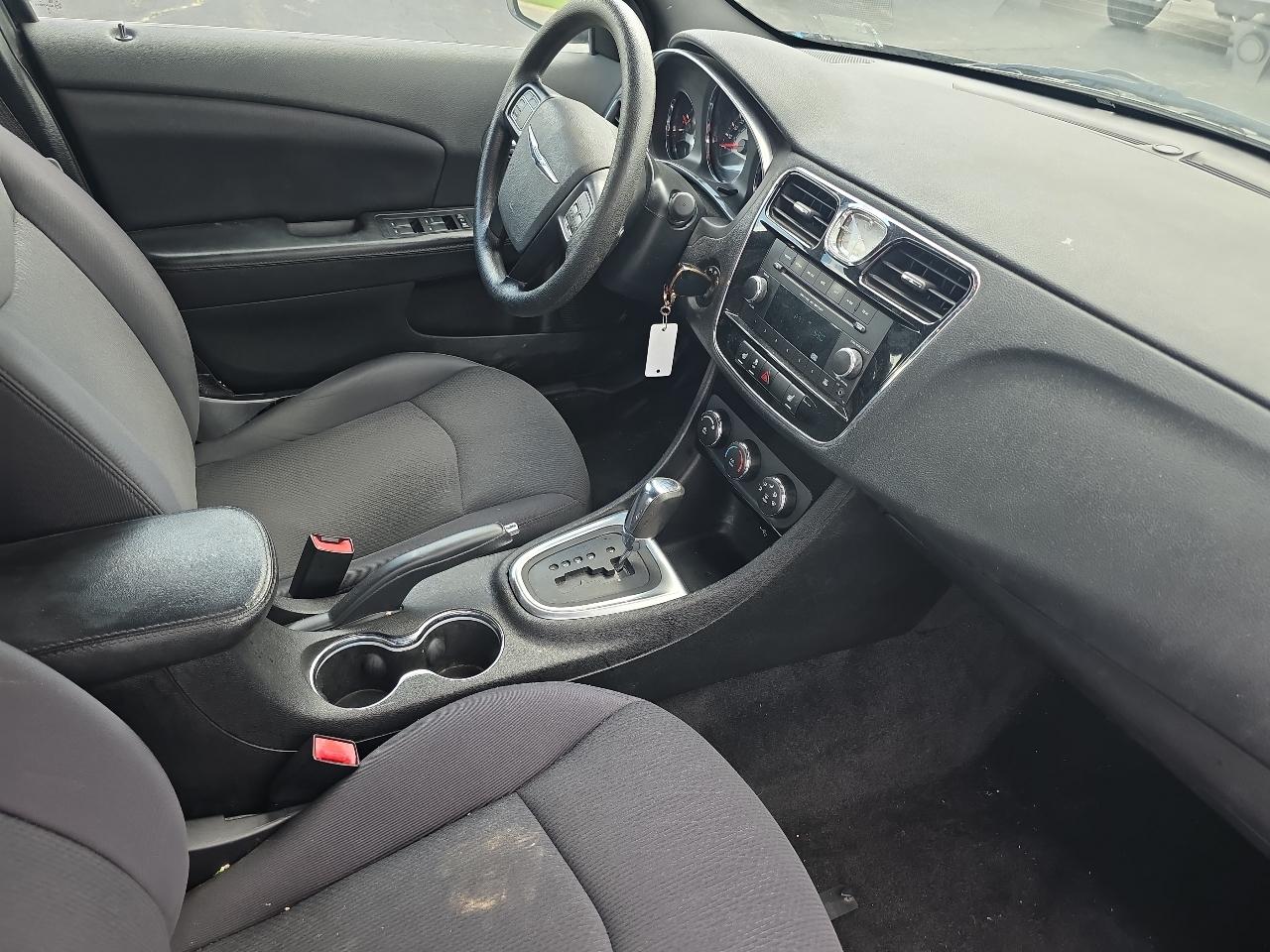 Chrysler 200 4dr Sdn LX 2013