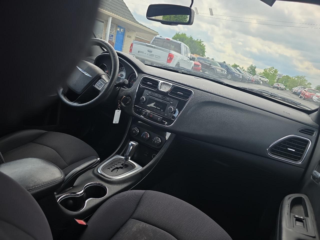Chrysler 200 4dr Sdn LX 2013