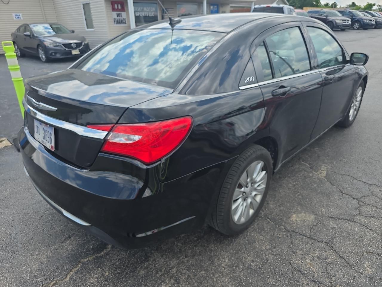 Chrysler 200 4dr Sdn LX 2013