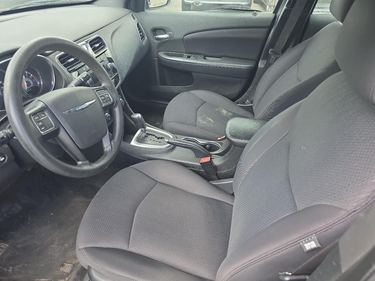 Chrysler 200 4dr Sdn LX 2013