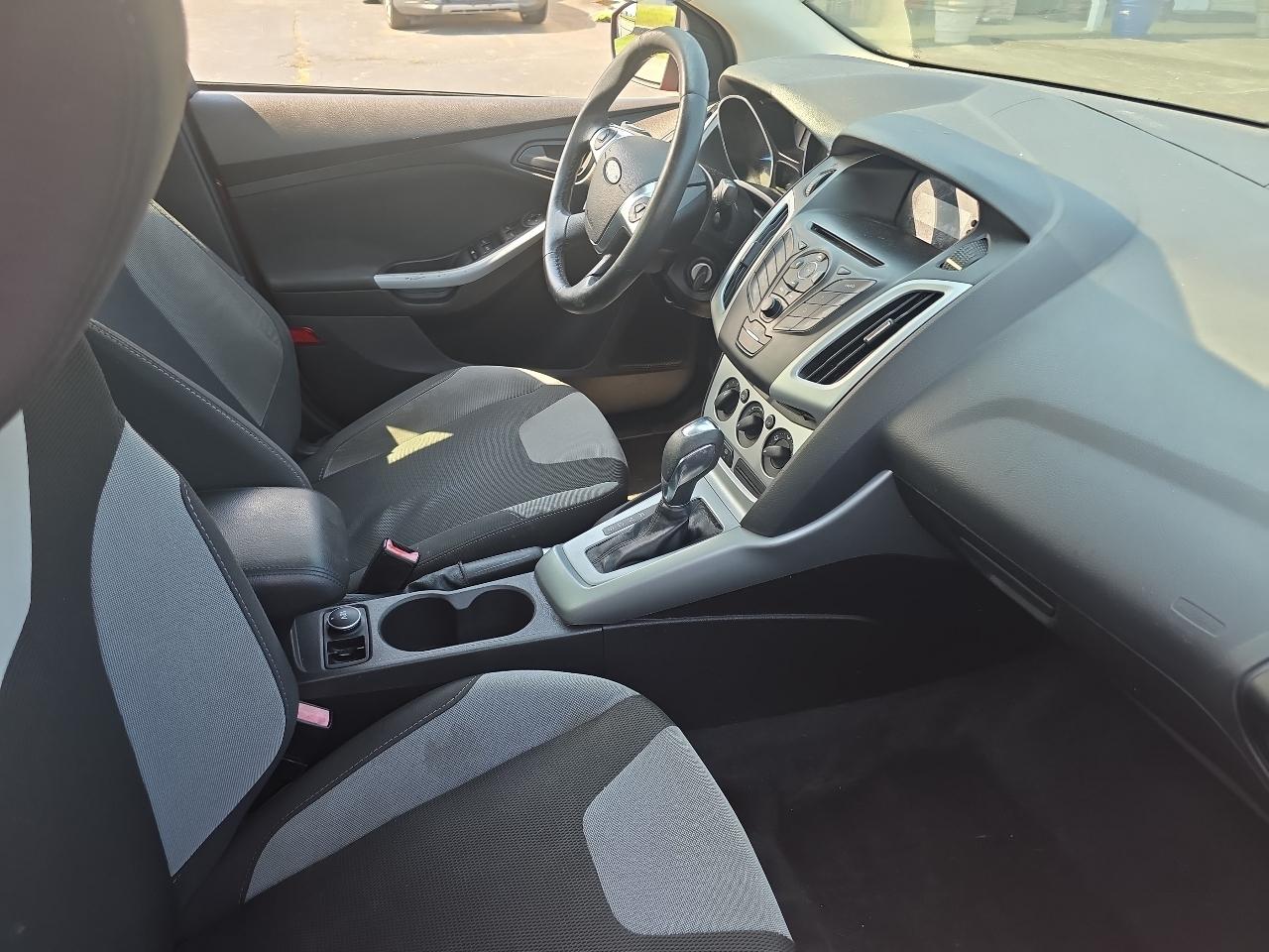 Ford Focus 4dr Sdn SE 2012