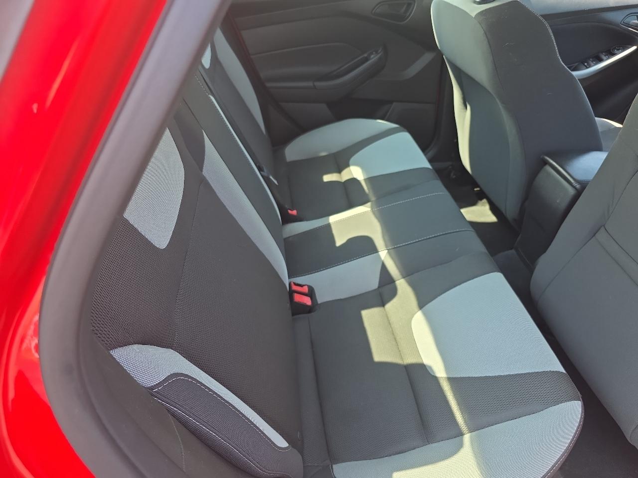 Ford Focus 4dr Sdn SE 2012