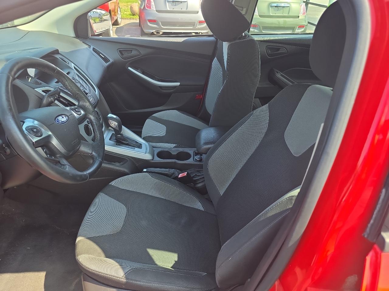 Ford Focus 4dr Sdn SE 2012