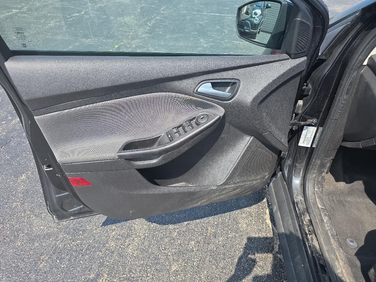 Ford Focus 4dr Sdn SE 2013