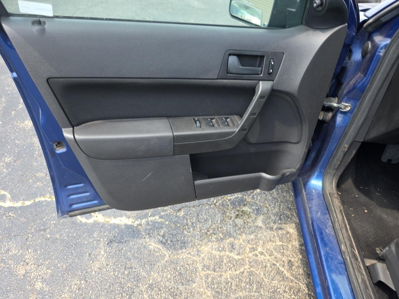 Ford Focus 4dr Sdn SES 2008