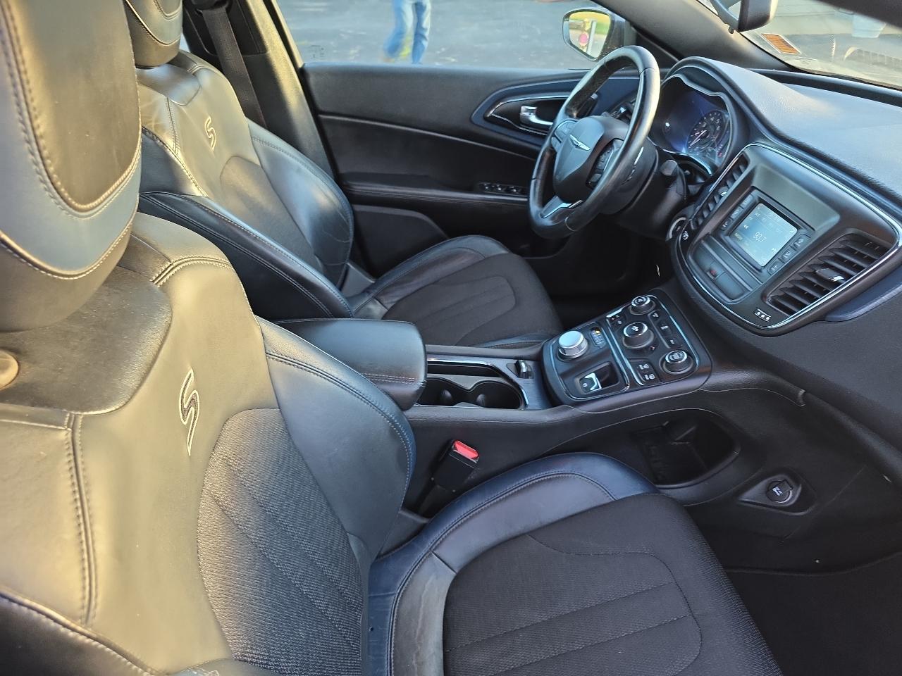 Chrysler 200 4dr Sdn S FWD 2015
