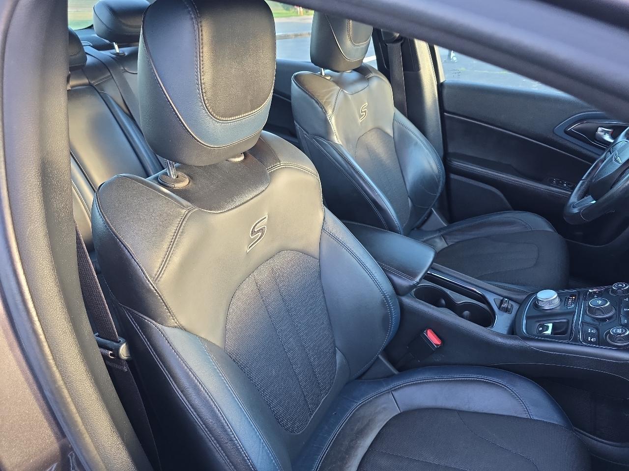 Chrysler 200 4dr Sdn S FWD 2015