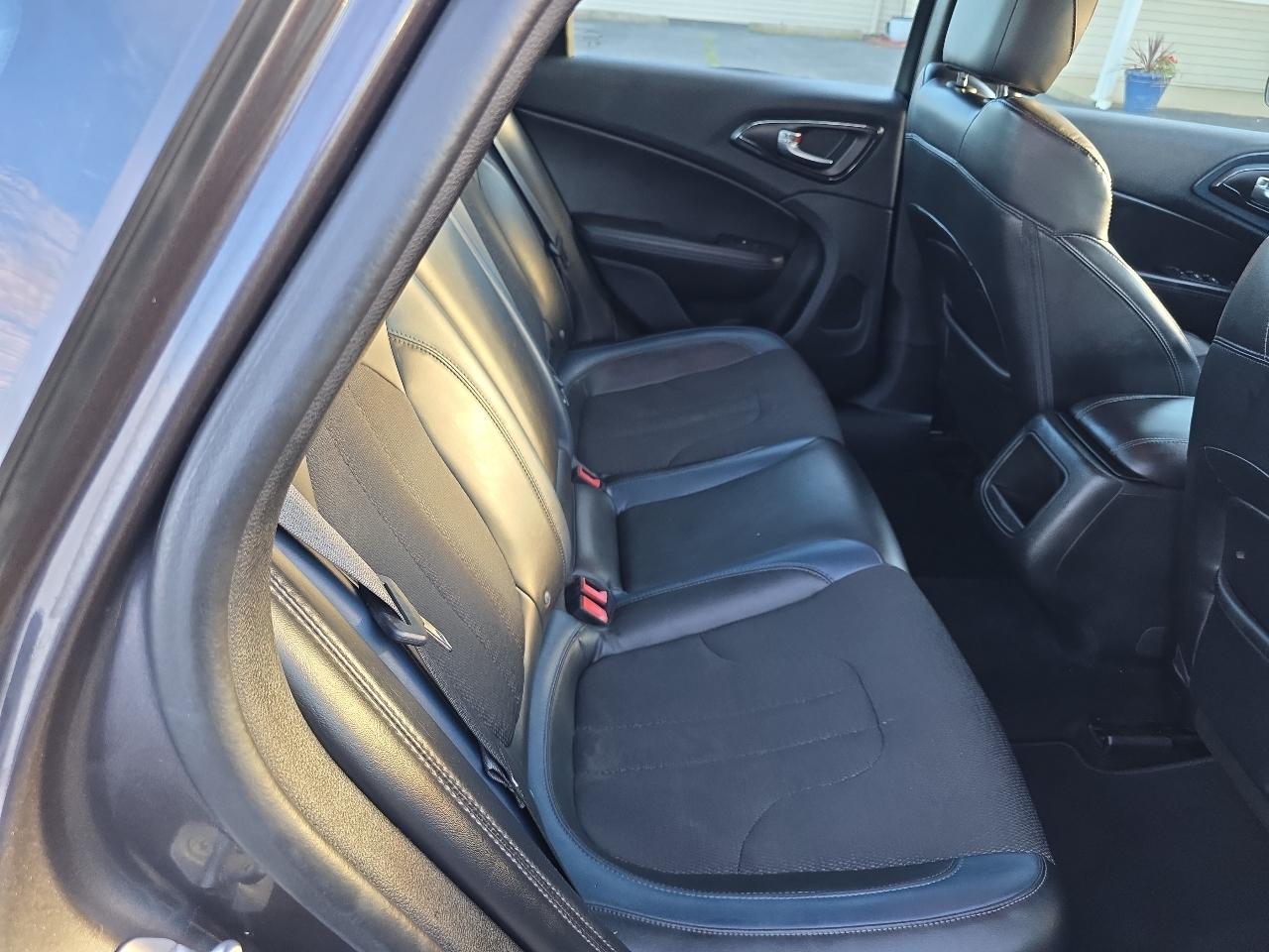 Chrysler 200 4dr Sdn S FWD 2015