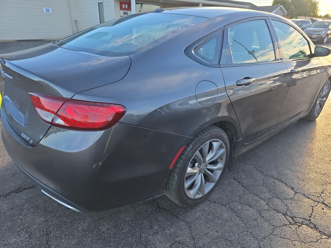 Chrysler 200 4dr Sdn S FWD 2015