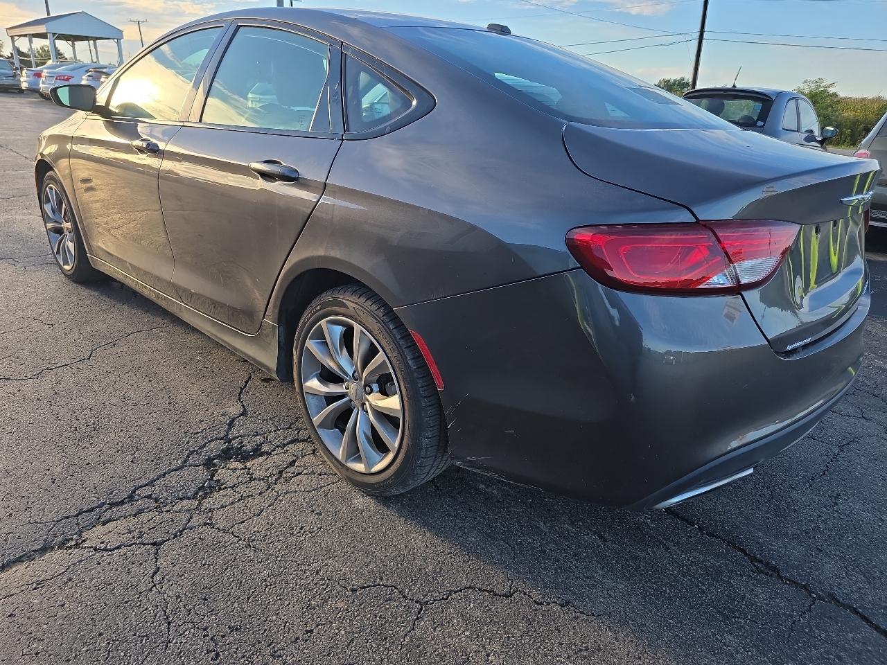 Chrysler 200 4dr Sdn S FWD 2015