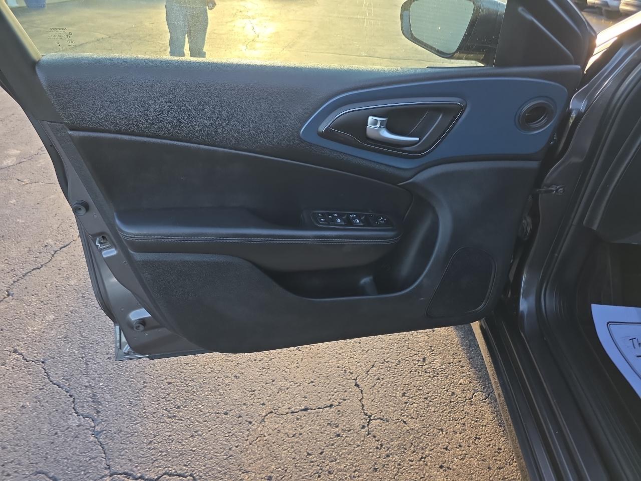 Chrysler 200 4dr Sdn S FWD 2015
