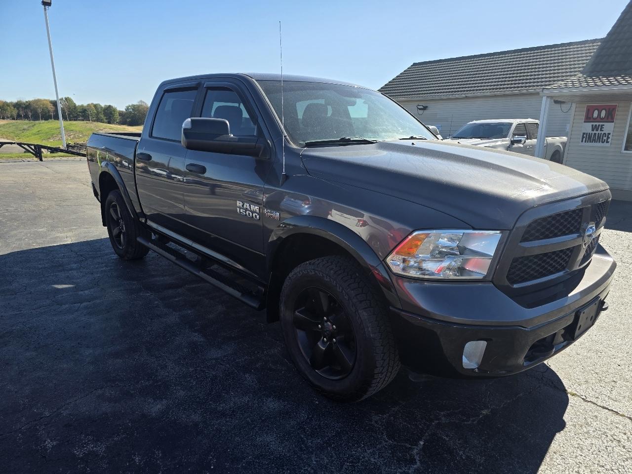 RAM 1500 4WD Crew Cab 140.5" Outdoorsman 2017