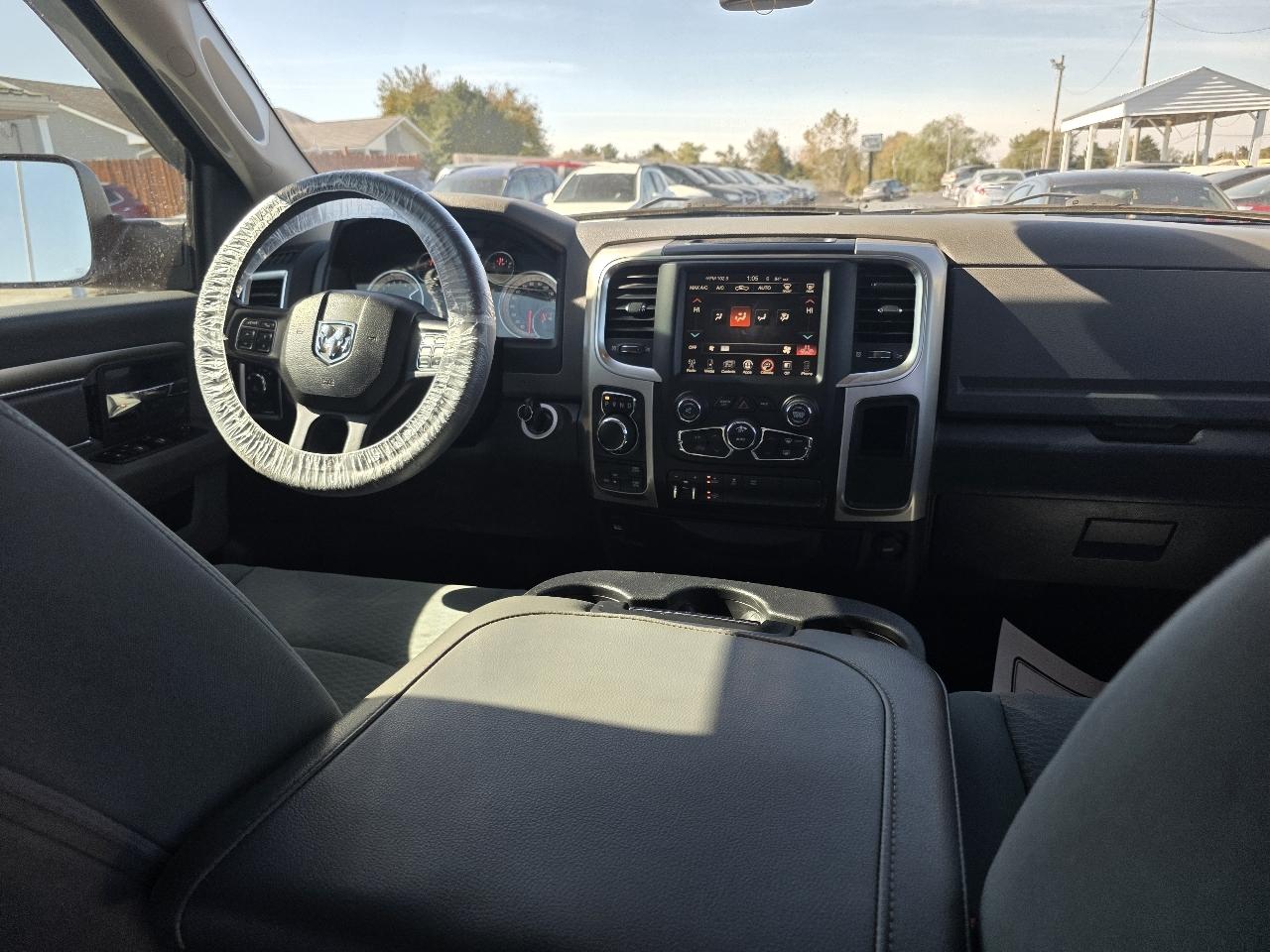 RAM 1500 4WD Crew Cab 140.5" Outdoorsman 2017