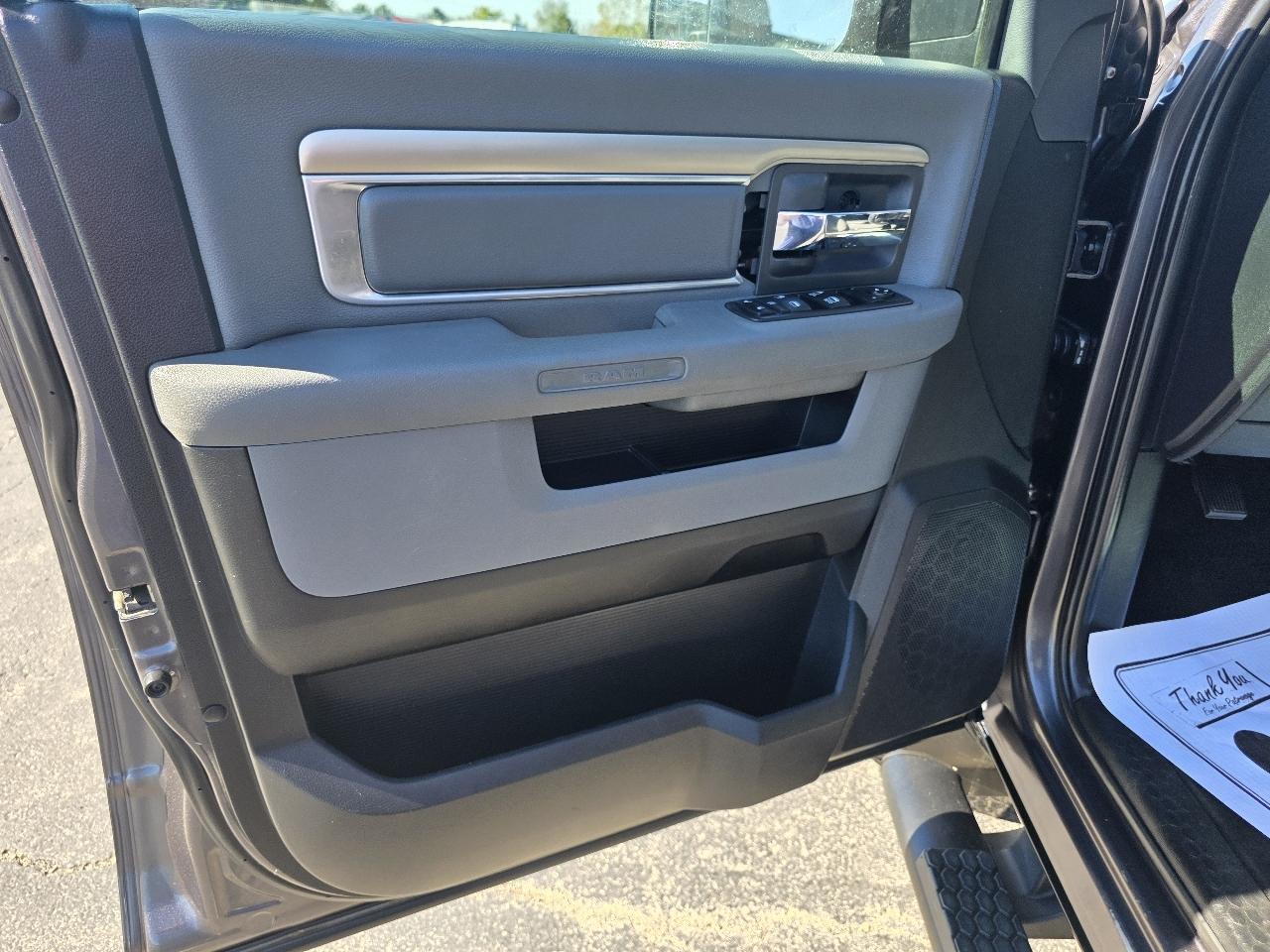 RAM 1500 4WD Crew Cab 140.5" Outdoorsman 2017