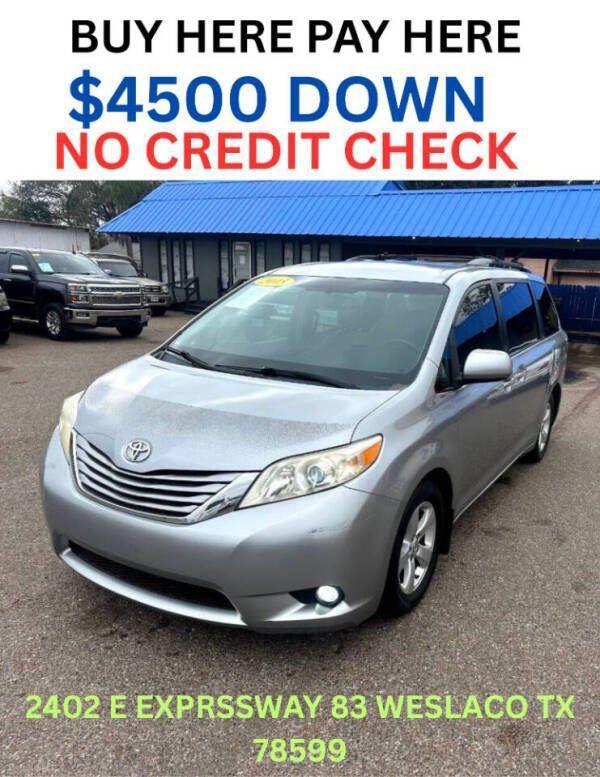 2015 Toyota Sienna LE V6 8-Passenger's photo