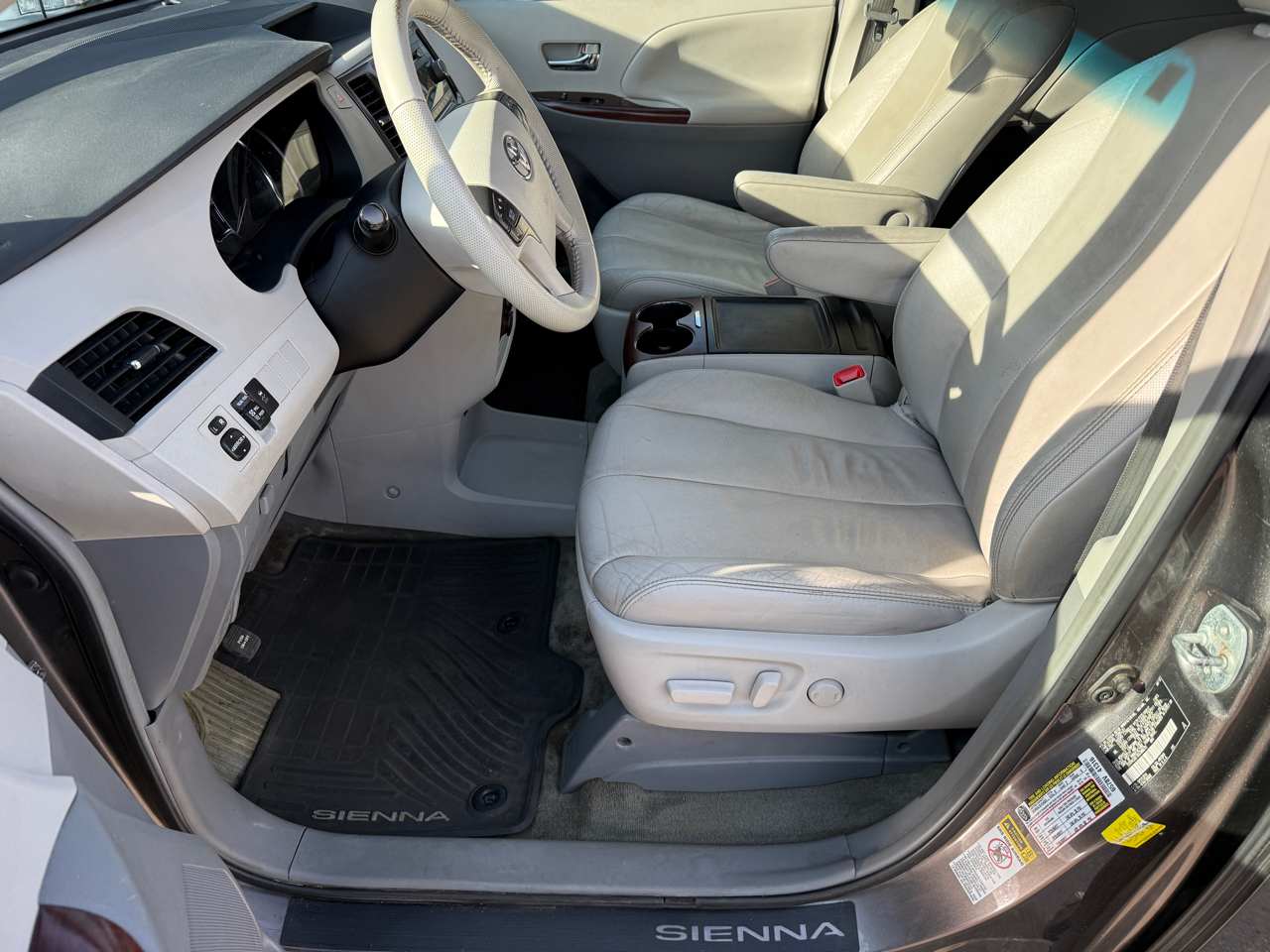 Toyota Sienna 5dr 7-Pass Van V6 XLE AAS FWD (Natl) 2013