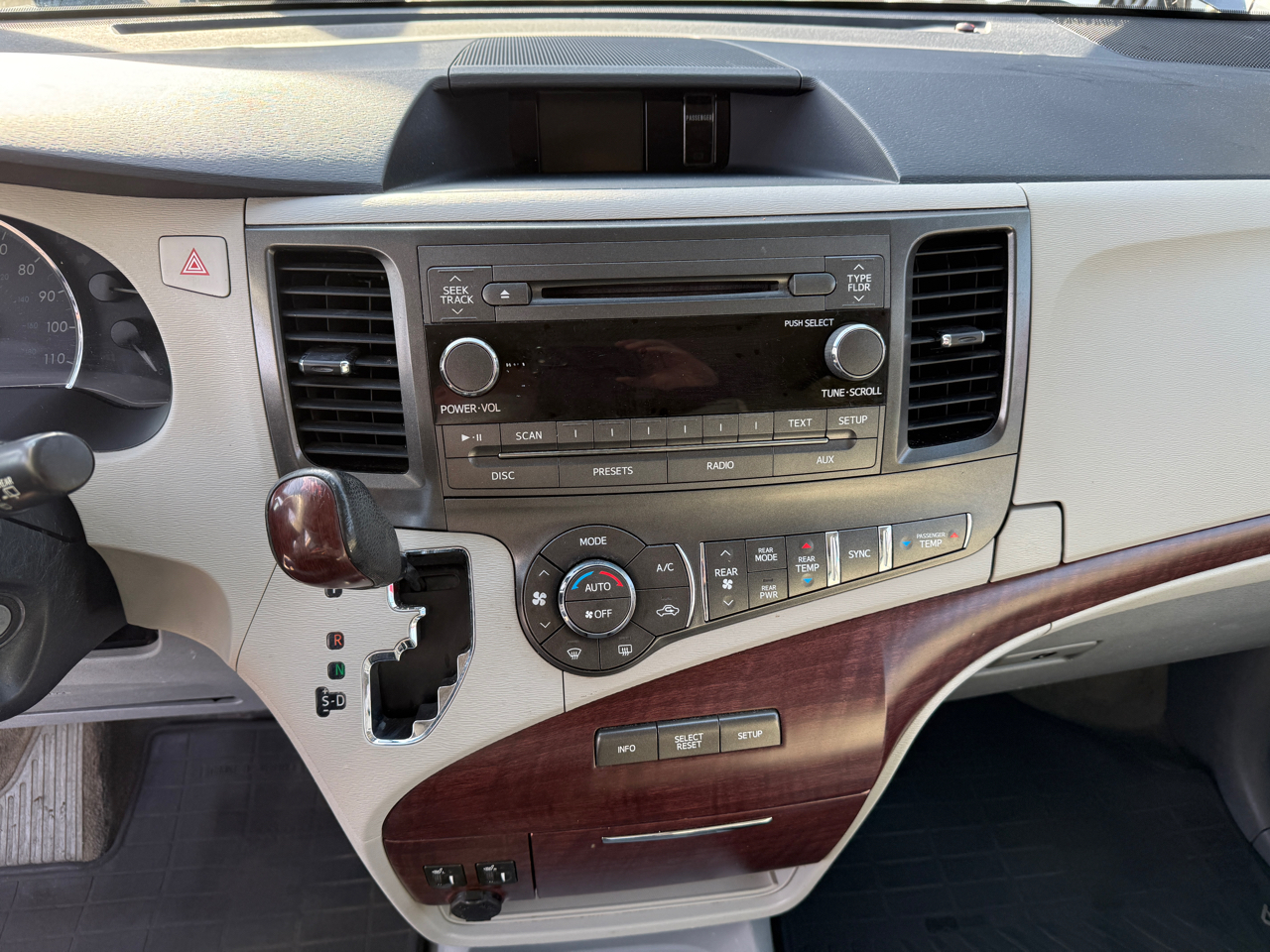 Toyota Sienna 5dr 7-Pass Van V6 XLE AAS FWD (Natl) 2013