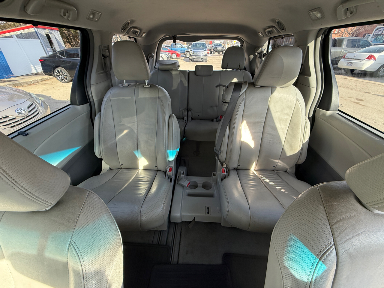 Toyota Sienna 5dr 7-Pass Van V6 XLE AAS FWD (Natl) 2013