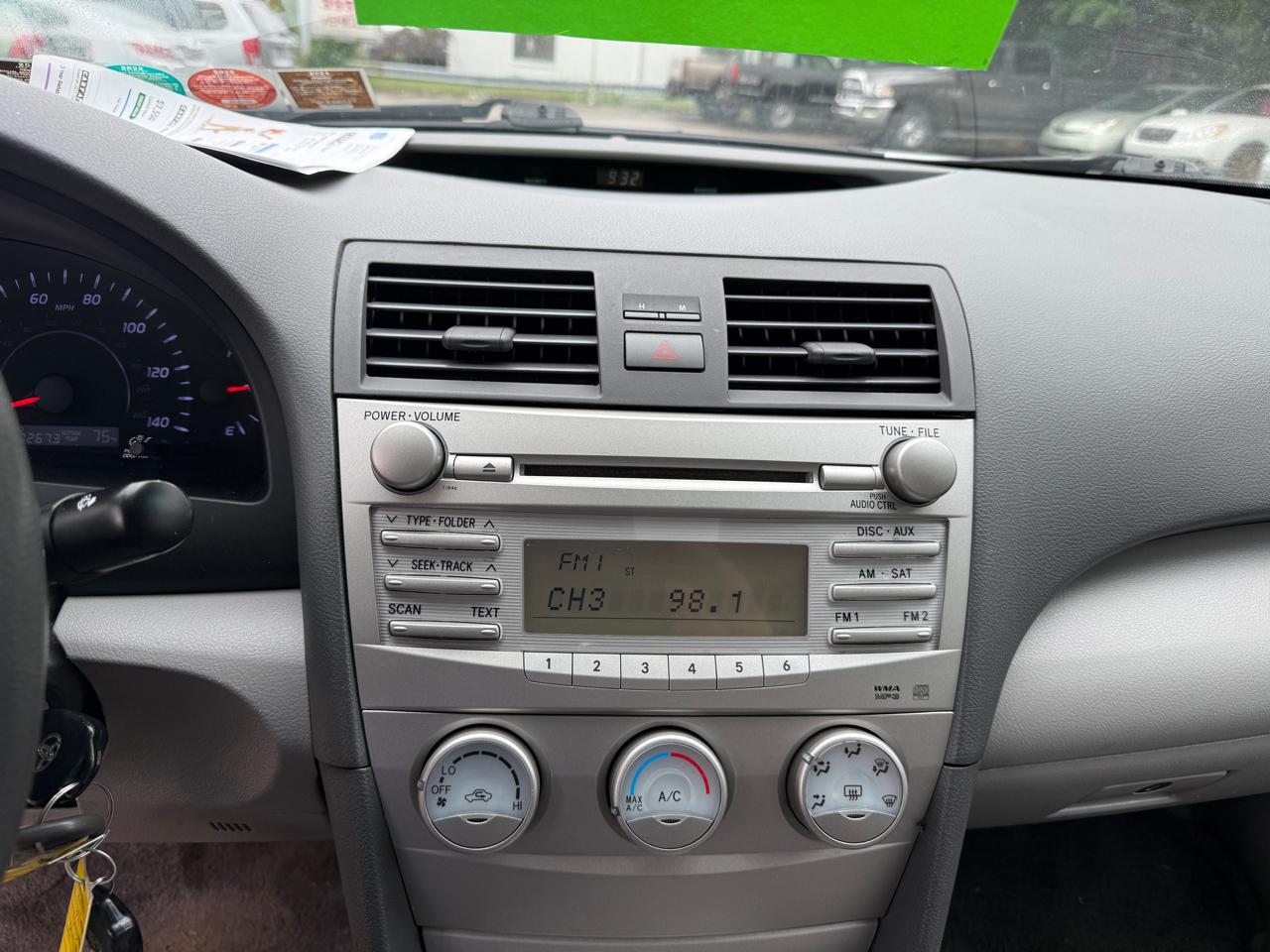 Toyota Camry 4dr Sdn I4 Man LE (Natl) 2011