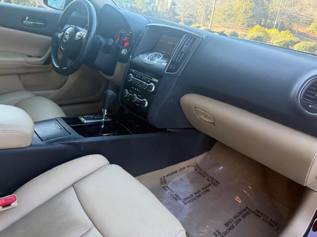 Nissan Maxima SV 2010