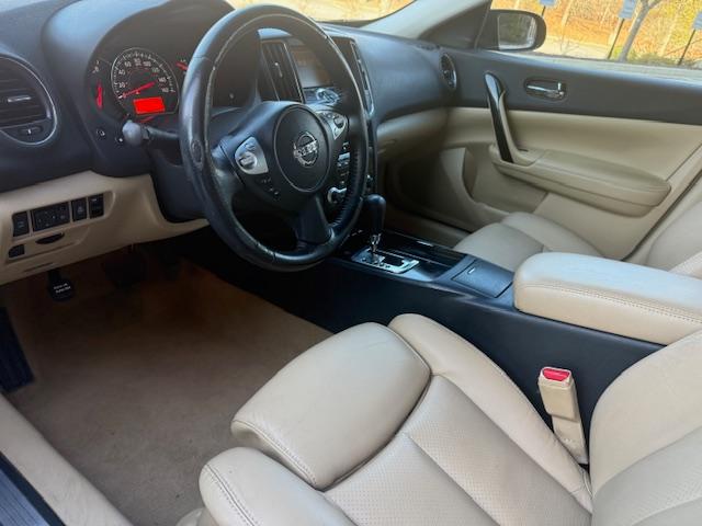 Nissan Maxima SV 2010