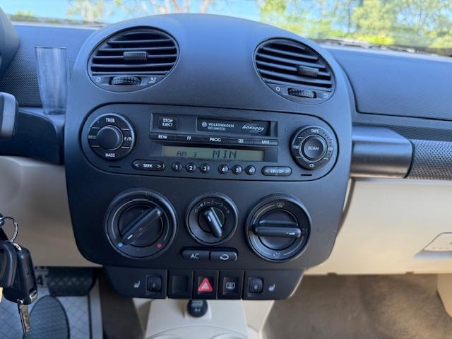 Volkswagen New Beetle GLS 2.0L Convertible 2003