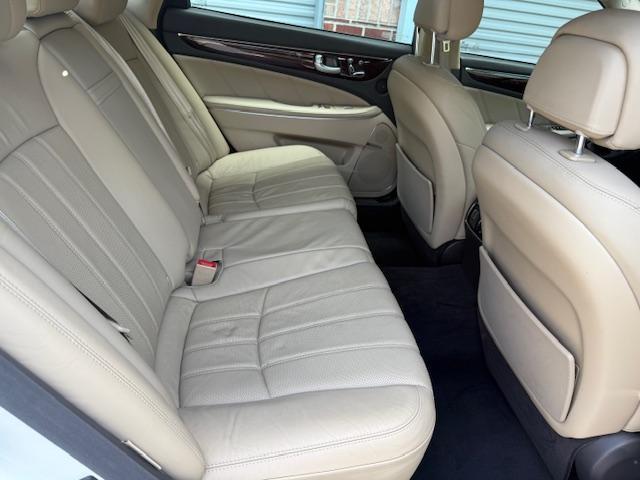 Hyundai Equus Signature 2012