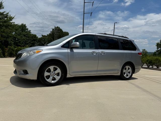 Toyota Sienna LE FWD 8-Passenger V6 2012