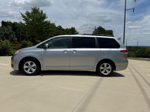 Toyota Sienna LE FWD 8-Passenger V6 2012