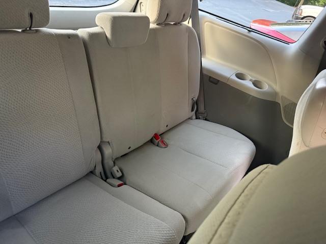 Toyota Sienna LE FWD 8-Passenger V6 2012