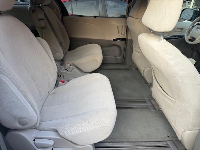 Toyota Sienna LE FWD 8-Passenger V6 2012