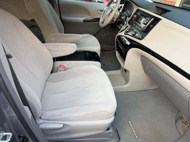 Toyota Sienna LE FWD 8-Passenger V6 2012