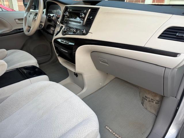 Toyota Sienna LE FWD 8-Passenger V6 2012