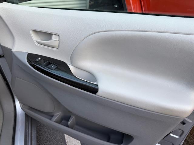 Toyota Sienna LE FWD 8-Passenger V6 2012