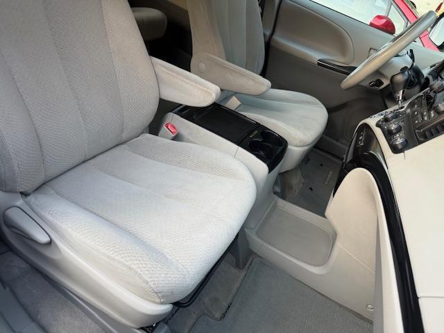Toyota Sienna LE FWD 8-Passenger V6 2012