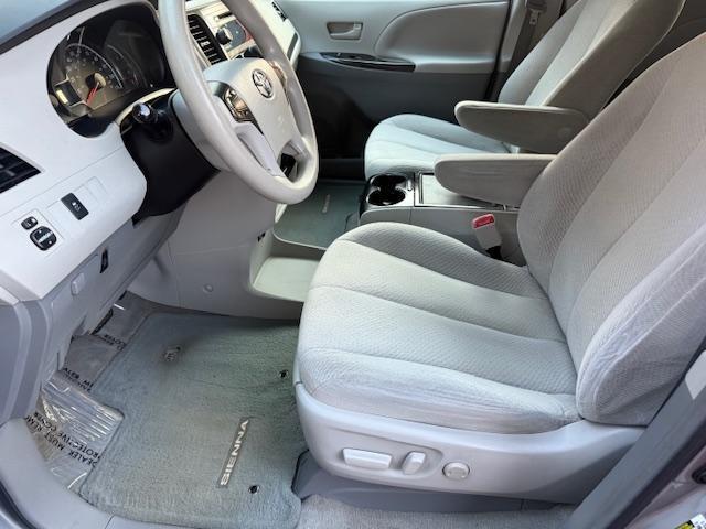 Toyota Sienna LE FWD 8-Passenger V6 2012