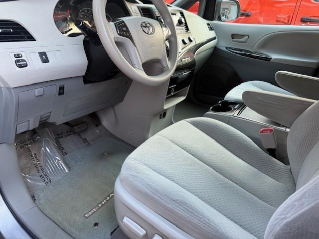 Toyota Sienna LE FWD 8-Passenger V6 2012