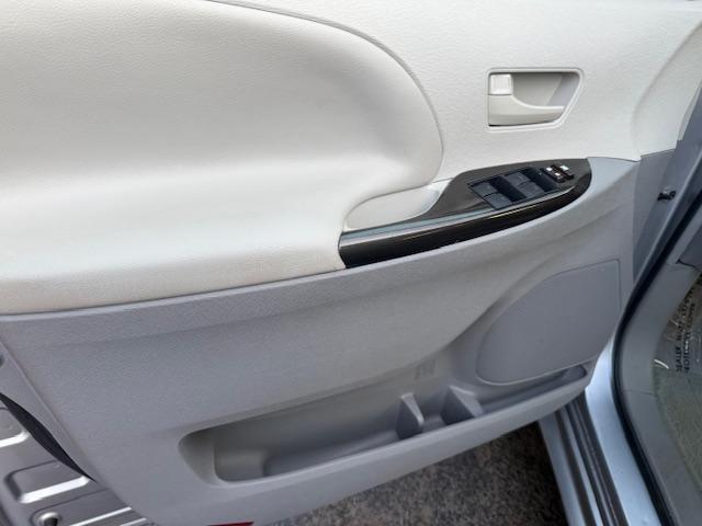 Toyota Sienna LE FWD 8-Passenger V6 2012