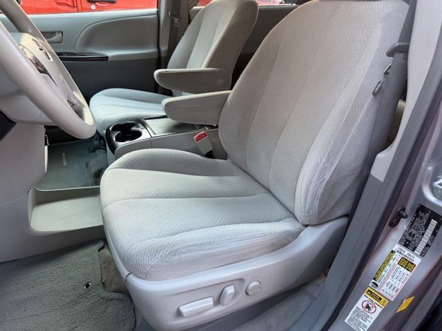 Toyota Sienna LE FWD 8-Passenger V6 2012