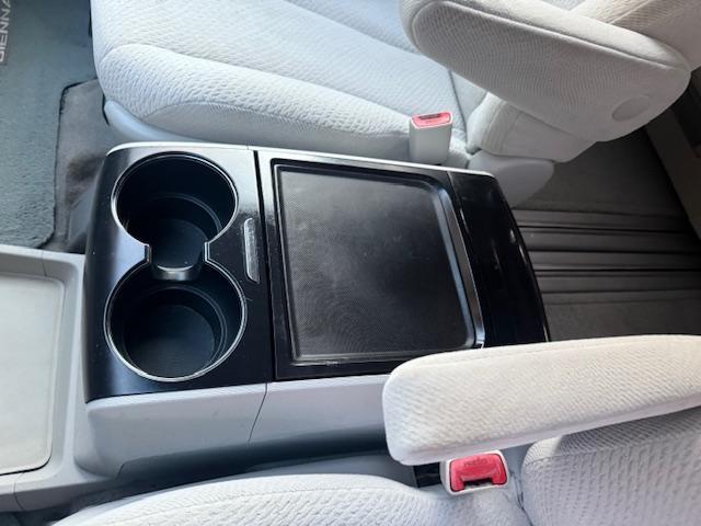 Toyota Sienna LE FWD 8-Passenger V6 2012
