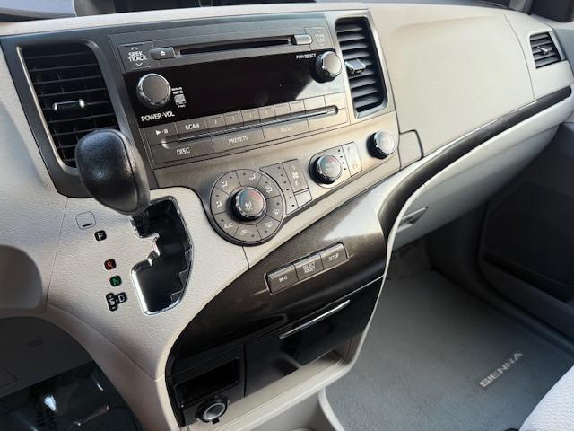 Toyota Sienna LE FWD 8-Passenger V6 2012