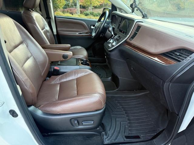 Toyota Sienna Limited Premium 7-Passenger 2017