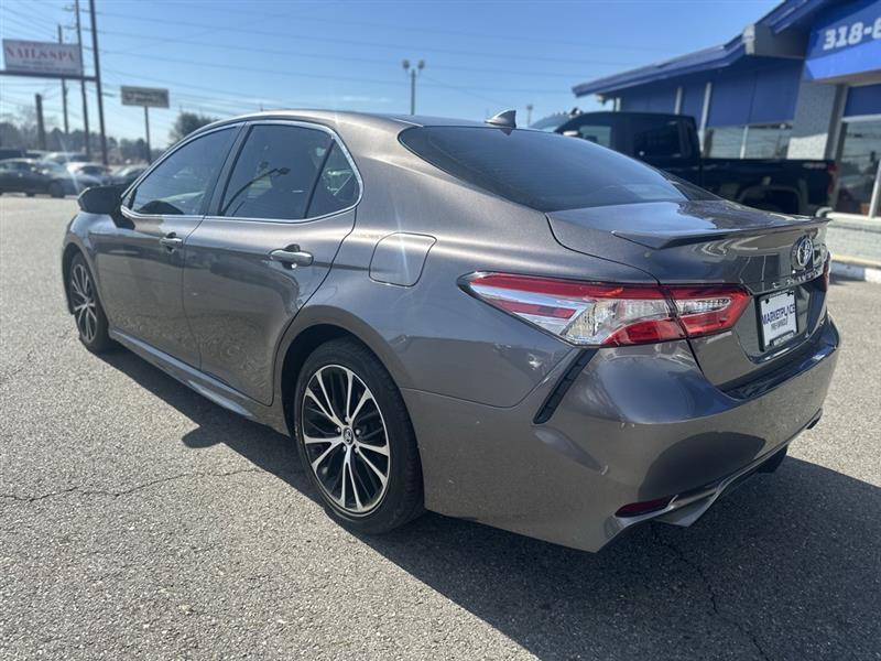 Toyota Camry SE 2020