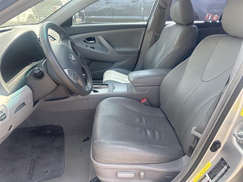 Toyota Camry LE 6-Spd AT 2011