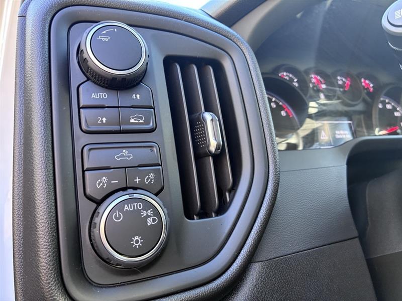 Chevrolet Silverado 1500 Custom Crew Cab 4WD 2026