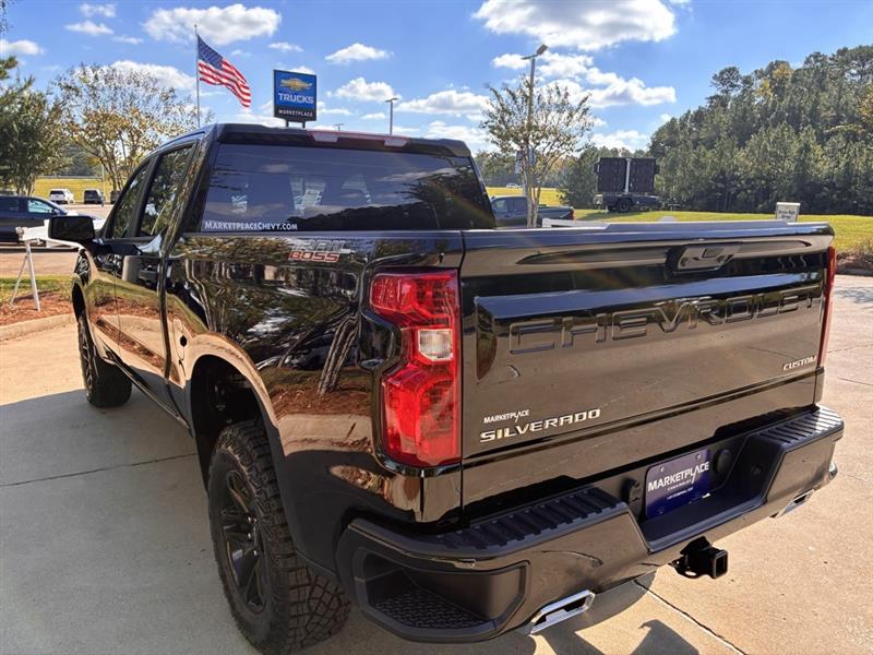 Chevrolet Silverado 1500 Trail Boss Custom Crew Cab 4WD 2026