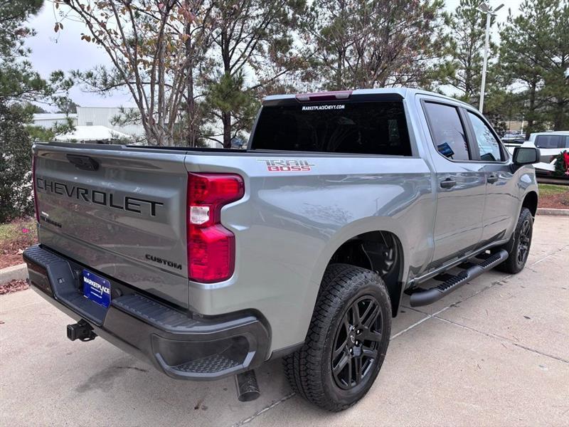 Chevrolet Silverado 1500 Trail Boss Custom Crew Cab 4WD 2026
